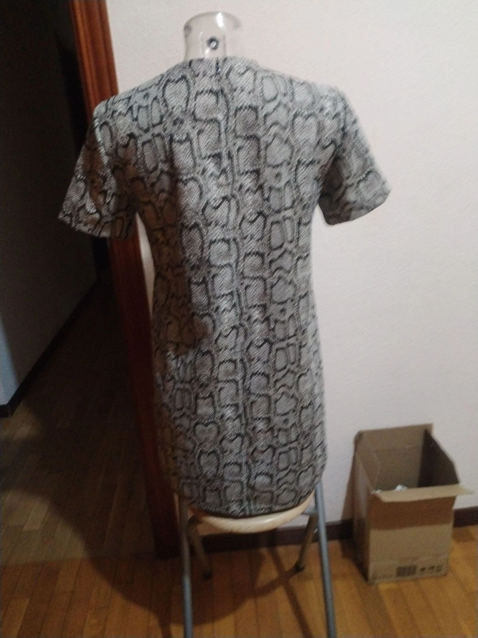 Vestido de verano de Zara con un estampado de serpiente o de cocodrilo – photo 4